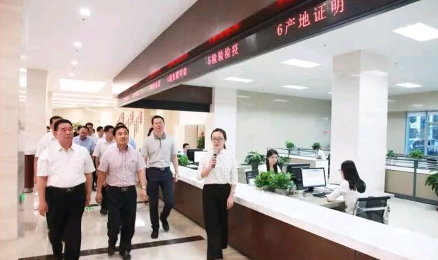 濰坊市委書記劉曙光等領(lǐng)導(dǎo)蒞臨集團(tuán)公司運(yùn)營的濰坊國際貿(mào)易中心參觀考察