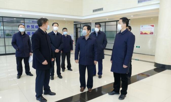 濰坊市委書(shū)記惠新安蒞臨晟綺港儲(chǔ)集團(tuán)公司調(diào)研復(fù)工復(fù)產(chǎn)工作，高密市委書(shū)記卞漢林陪同